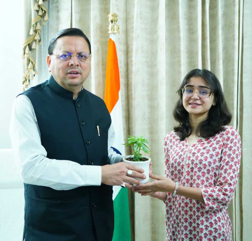 उत्तराखंड में मुख्यमंत्री धामी ने रश्मि के माता-पिता से मुलाकात कर दी शुभकामनाएं – सामान्य परिवार की बेटी को जापान में मिली नौकरी।
