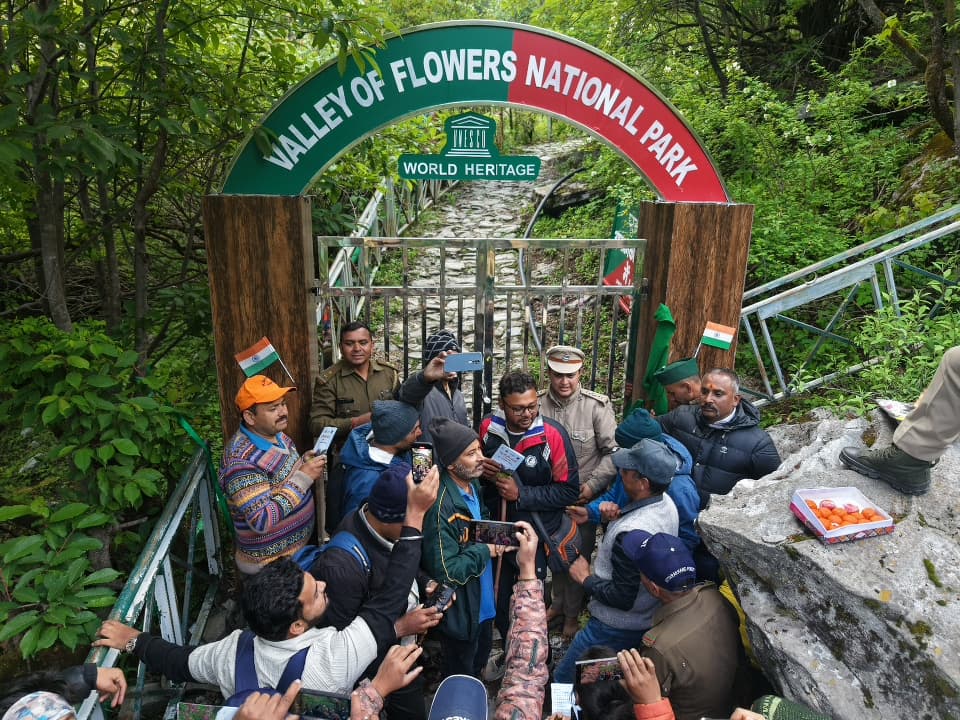 उत्तराखंड में अब सैलानियों के लिए खुले विश्व प्रसिद्ध फूलों की घाटी।