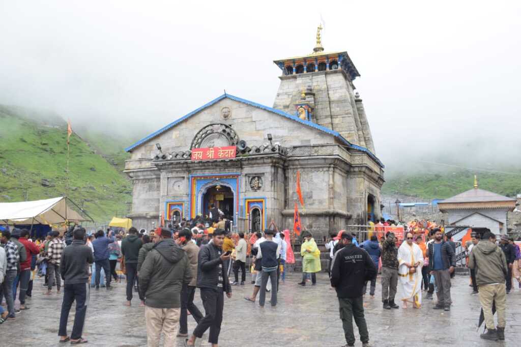 उत्तराखंड के केदारनाथ धाम में पहुंच रहे रिकॉर्ड श्रद्धालु! अब तक 9 लाख से ज्यादा तीर्थयात्रियों ने किए दर्शन।