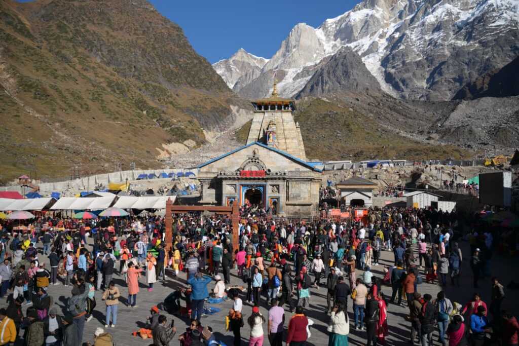 उत्तराखंड में एक महीने में श्री केदारनाथ धाम यात्रा में लगभग 200 करोङ का कारोबार, घोड़ा खच्चर संचालन से 40 करोड़ रुपए, हेली सेवाओं ने किया 35 करोड़ का व्यापार।