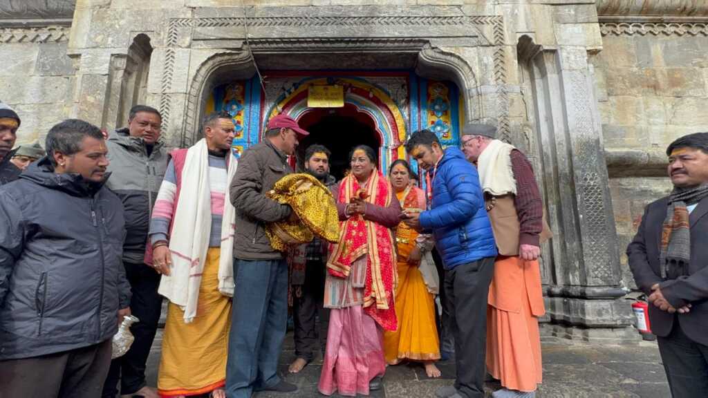 उत्तराखंड में भगवान केदारनाथ के दर्शन को पहुंची दिल्ली की मुख्यमंत्री रेखा गुप्ता।