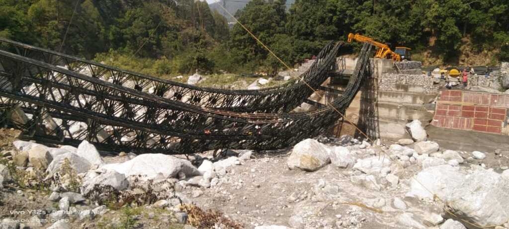 उत्तराखंड में चमोली के थराली में रातगाँव को जोड़ने वाला निर्माणाधीन वैली ब्रिज टूट कर गिर गया।