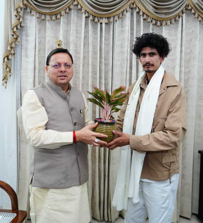 उत्तराखंड में मुख्यमंत्री धामी ने माउंट एवरेस्ट को विजय करने वाले युवा पर्वतारोही  रोहित भट्ट को सम्मानित किया।