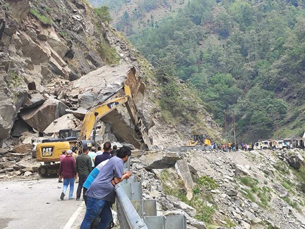 उत्तराखंड के धारचूला–तवाघाट लिपुलेख राष्ट्रीय राजमार्ग में चट्टान दरकने से हुआ बंद । चट्टान दरकने से आदि कैलाश यात्रा मार्ग हुआ बंद।