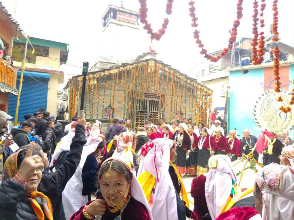उत्तराखंड में बदरीनाथ धाम के समीप माणा स्थित भगवान श्री घंटाकर्ण मंदिर के कपाट खुले।
