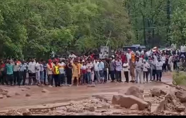 उत्तराखंड में माँ पूर्णागिरि मार्ग में बाटनागाढ़ बरसाती नालें ने तीर्थयात्रियों का मार्ग किया अवरूद्ध।