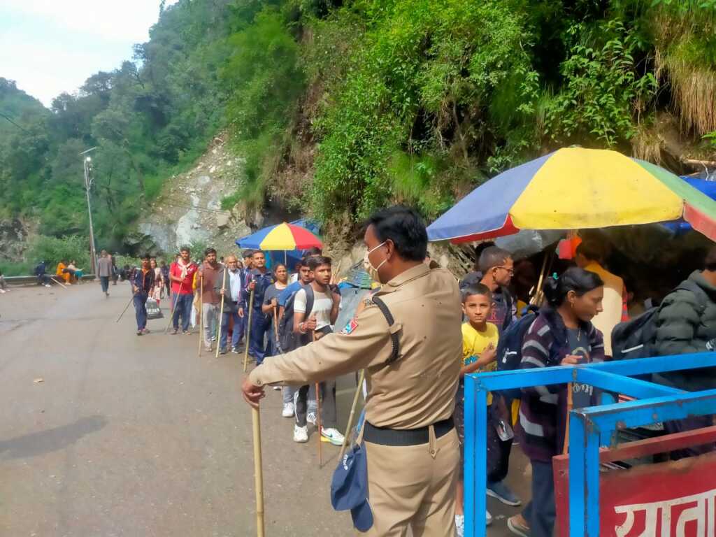 उत्तराखंड के सोनप्रयाग से केदारनाथ धाम जाने वाली पैदल यात्रा का हो रहा है विधिवत संचालन, जंगलचट्टी के पास पैदल मार्ग हुआ सुचारू।