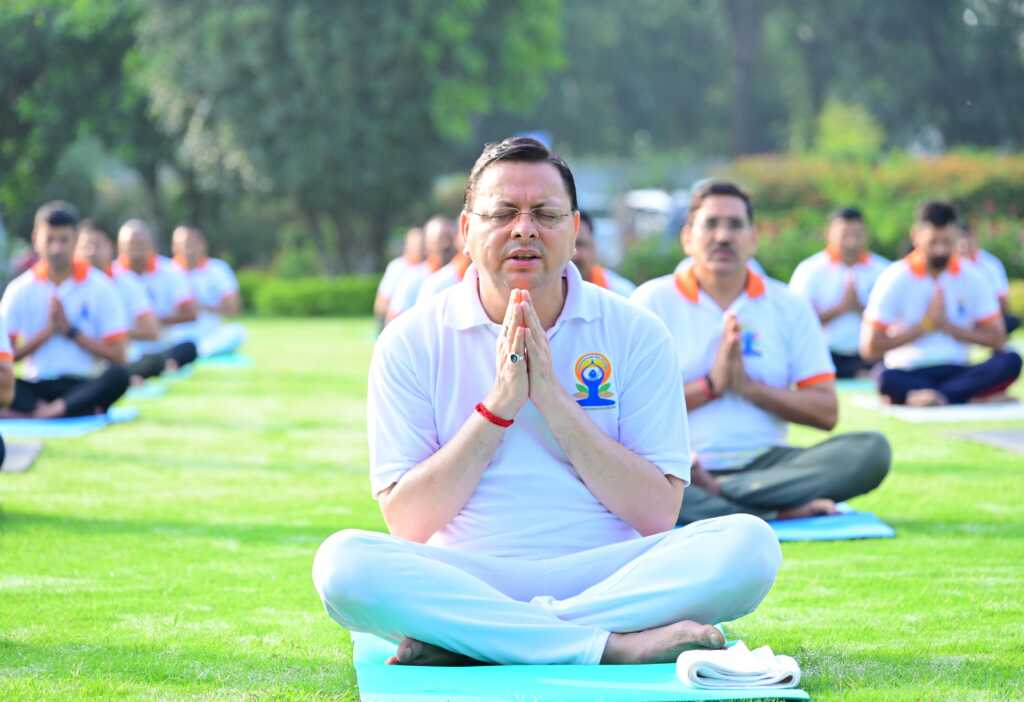 उत्तराखंड में मुख्यमंत्री धामी ने सीएम आवास परिसर में गुरुवार को योगाभ्यास किया, साथ मे कर्मचारियो ने भी योग किया।