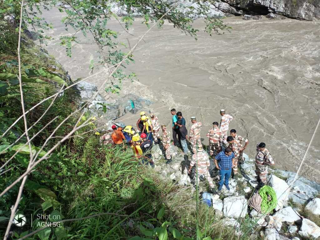 उत्तराखंड के रुद्रप्रयाग में बड़ा हादसा हुआ है। एक टेम्पू ट्रेवलर अनियंत्रित होकर अलकनंदा नदी में गिरा।