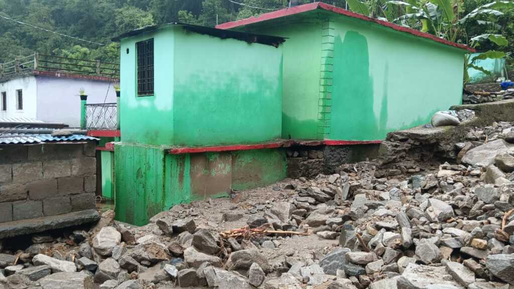 उत्तराखंड में नंदप्रयाग के थिरपाक में मलवे की चपेट में आने से 1 बैल और 2 मवेशियों की मौत, घरों में घुसा मलवा।