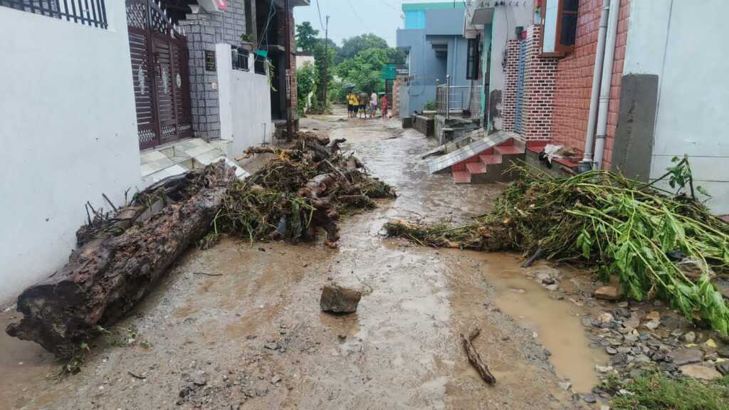 उत्तराखंड के ऋषिकेश मे यहां हो गया जलभराव, लोगो ने छतो पर ली शरण।