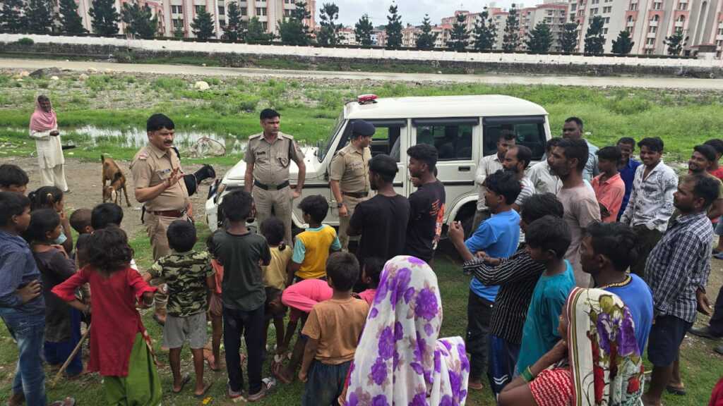 उत्तराखंड में लगातार हो रही भारी बरसात के दृष्टिगत पुलिस द्वारा गंगा घाटों पर स्नान व नदी/नालों के किनारे रहने वाले लोगों को किया जा रहा सचेत।