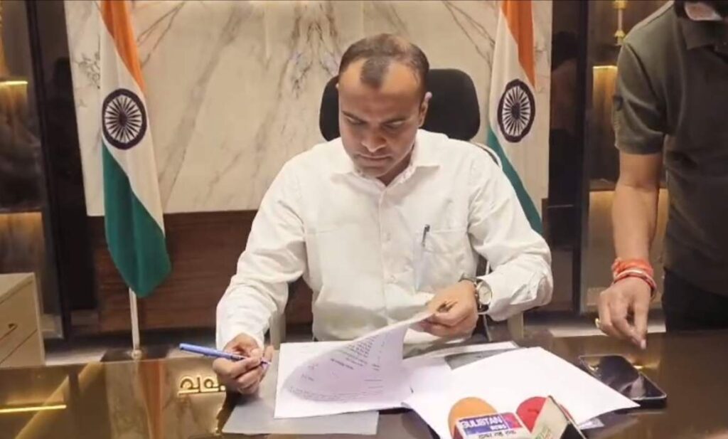 उत्तराखंड में आह आईएएस अधिकारी मयूर दीक्षित ने हरिद्वार के जिलाधिकारी का कार्यभार ग्रहण किया।
