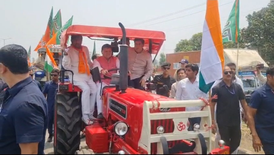 उत्तराखंड में मुख्यमंत्री धामी पहुंचे रुड़की मुख्यमंत्री पुष्कर सिंह धामी रोड शो में हुए शामिल, चलाया ट्रेक्टर।