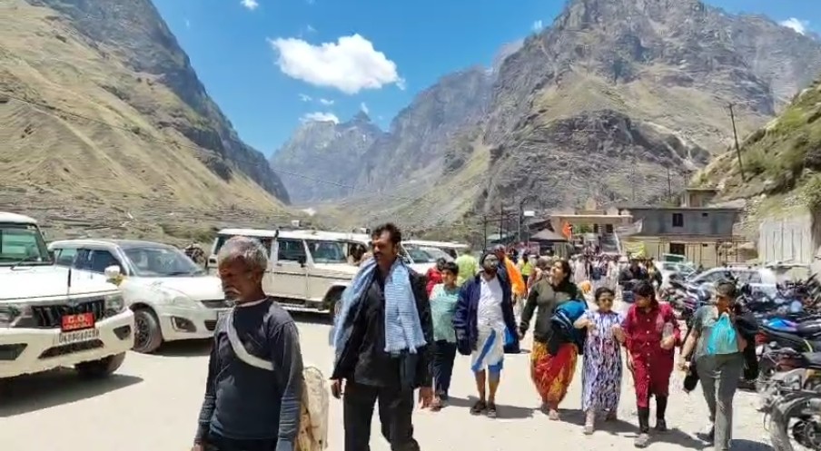 उत्तराखंड में हजारों फीट की ऊंचाई पर तीर्थयर्थियों और सैलानियों के लिए जिला सहकारी बैंक उपलब्ध करा रहा मोबाइल ATM वैन की सुविधा।