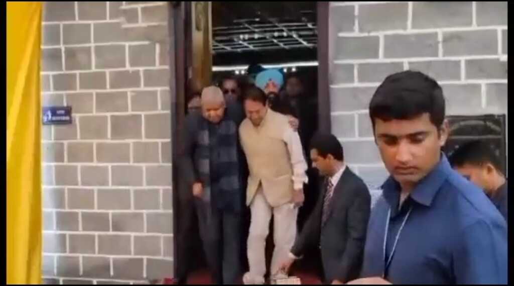 उत्तराखंड के नैनीताल में उपराष्ट्रपति जगदीप धनकड़ पहुंचे। जहां कुमाऊं विश्वविद्यालय में जहां पर उनका थोड़ा स्वास्थ्य खराब हो गया।