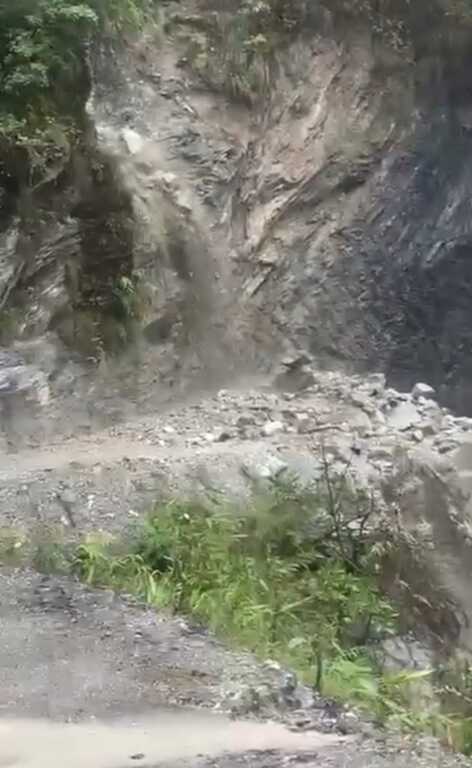 उत्तराखंड के चमोली में भारी बारिश के चलते विरही निजमुला मोटर मार्ग पर गाड़ी गांव के पास आया मलबा, यातायात बाधित।