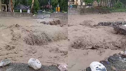 उत्तराखंड में बारिश से उफनाया गदेरा, वैकल्पिक मार्ग बहने से आर्मी कैंप का रास्ता बंद,नजीबाबाद हाईवे पर जमीन धंसी।