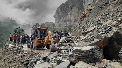 उत्तराखंड में बदरीनाथ हाईवे भनेरपाणी और पागलनाला में घंटो रहा बंद, जगह-जगह फंसे रहे 5000 तीर्थयात्री।
