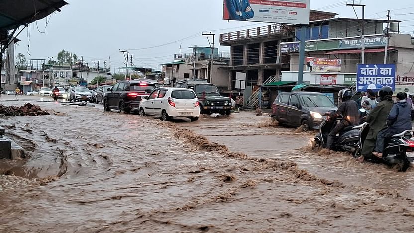 उत्तराखंड में एयरपोर्ट के पास नाले में उफान से भानियावाला में बाढ़ जैसे हालात, हाईवे हुआ जलमग्न, तस्वीरें।