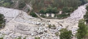 उत्तराखंड में यहाँ भारी बारिश के बाद जलस्तर बढ़ने से प्राणमति नदी पर बनी अस्थायी पुलिया बही, पांच गांवों का संपर्क कटा।