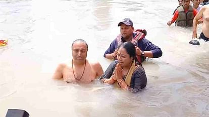 उत्तराखंड के हरिद्वार में हरकी पैड़ी पहुंचीं दिल्ली की मुख्यमंत्री रेखा गुप्ता, पति संग लगाई गंगा में आस्था की डुबकी।