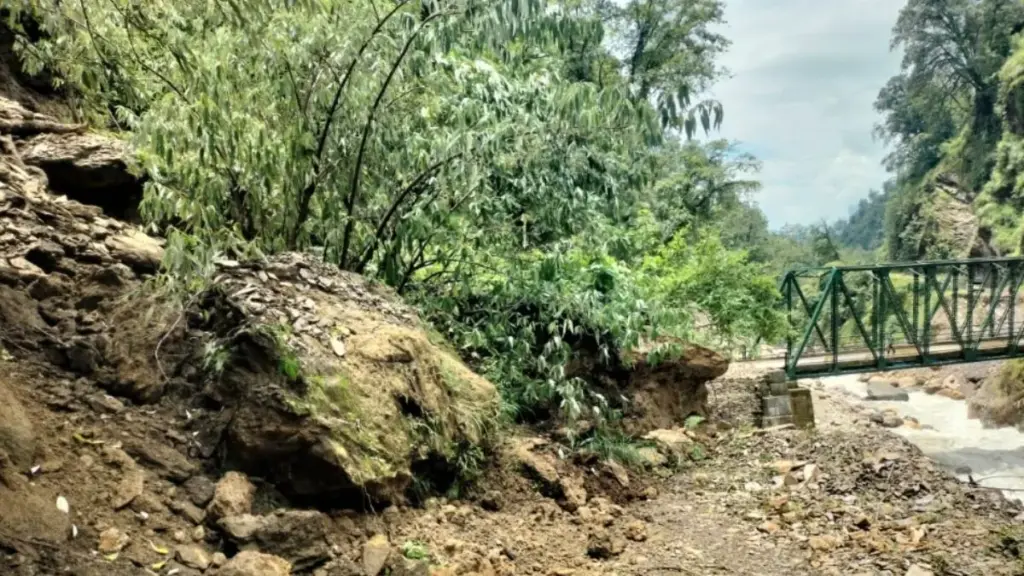 उत्तराखंड में बार‍िश की वजह से बांसबगड़ और जिप्ती मोटर मार्ग पर दरकी चट्टानें, आवागमन ठप; हजारों की आबादी प्रभावित।