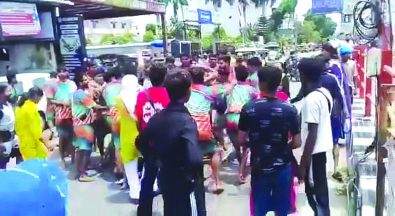 उत्तराखंड में यहाँ कांवडि़यों के दो गुट भिड़े, जमकर चले लात-घूंसे, देखे वीडियो।