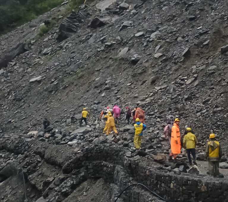 उत्तराखंड में केदारनाथ धाम से लौट रहे श्रद्धालु सोनप्रयाग स्लाइड जोन में फंसे, SDRF ने रास्ता बनाकर 40 श्रद्धालुओं को सुरक्षित निकाला।