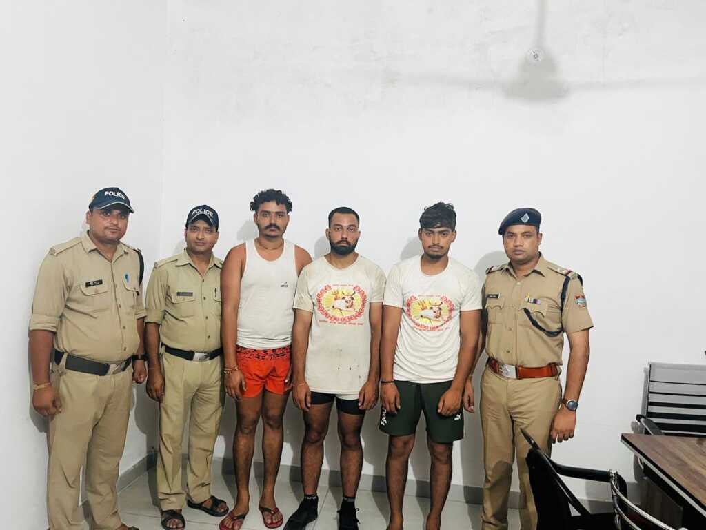 उत्तराखंड के हरिद्वार में कांवड़ियों का तांडव, पुलिस ने सिखाया सबक।