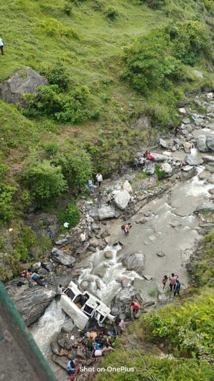 उत्तराखंड के थल पिथौरागढ़ सड़क पर सवारियों से भरी मैक्स जीप नदी में गिरी 8 लोगो की मौके पर ही मौत, 3 घायल।