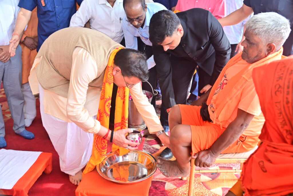 उत्तराखंड में मुख्यमंत्री धामी ने ओम पुल पर आयोजित कार्यक्रम में कावंडियों के पांव धोकर कावंडियों/शिव भक्तों का किया स्वागत किया।