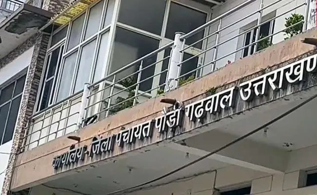 उत्तराखंड में जिला पंचायत पौड़ी के कनिष्ठ अभियंता सुदर्शन सिंह रावत को सचिव चंद्रेश कुमार ने किया बर्खास्त।