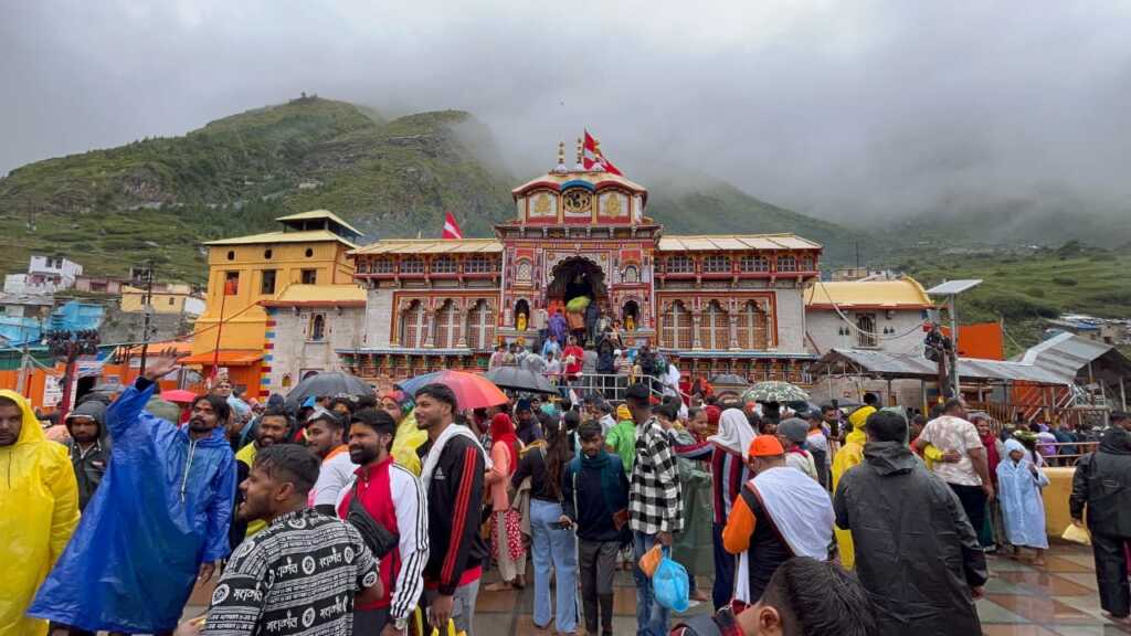 उत्तराखंड में श्री बदरीनाथ – केदारनाथ धाम में निरंतर चल रही यात्रा, अब तक इतने श्रद्धांलु पहुंचे।