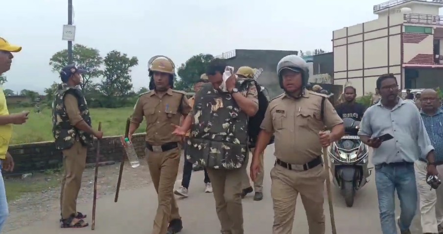 उत्तराखंड में यहाँ नाबालिग की मौत पर बवाल तेज, गुस्साई भीड़ ने पुलिस पर किया पथराव।