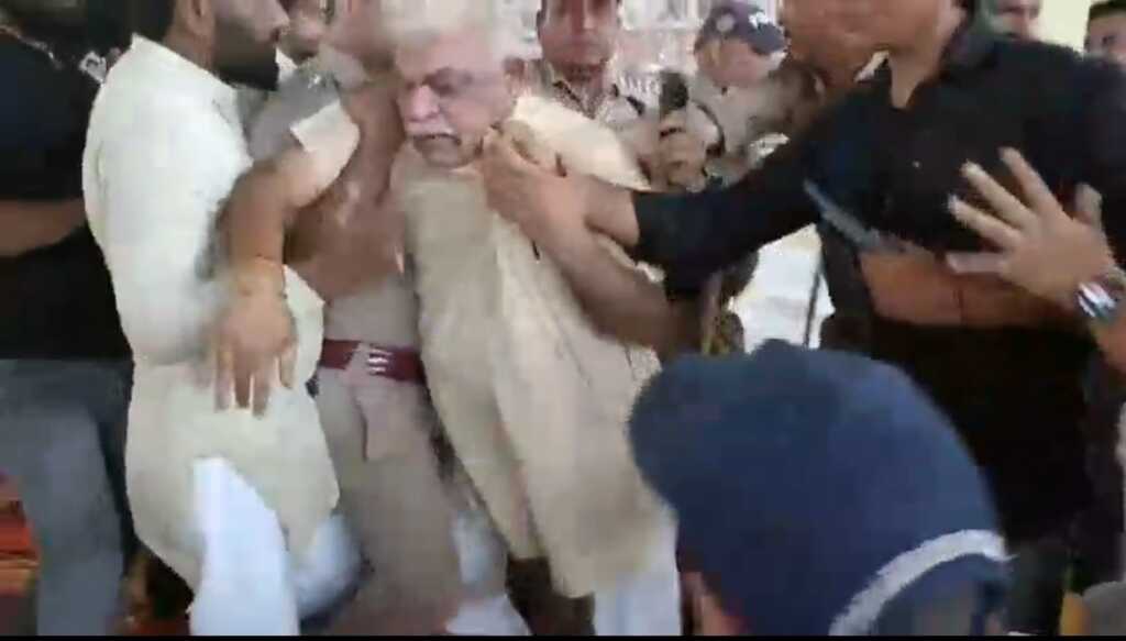 उत्तराखंड में यहाँ सैनी आश्रम में हंगामा, लात-घूंसे चले, पुलिस ने निकाला बाहर, देखे वीडियो।
