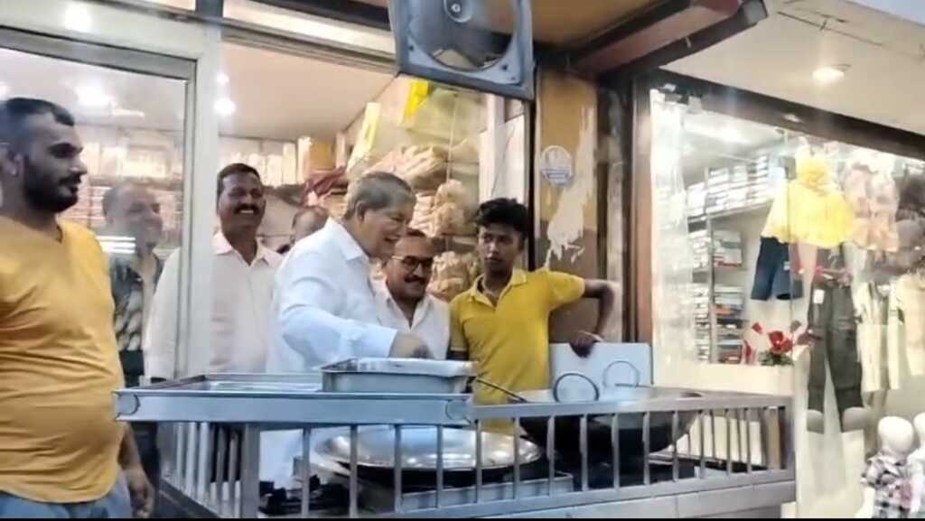 उत्तराखंड में हरिद्वार के ज्वालापुर में दिखा पूर्व मुख्यमंत्री हरीश रावत का देसी अंदाज़,खुद कढ़ाई में समोसे तले।