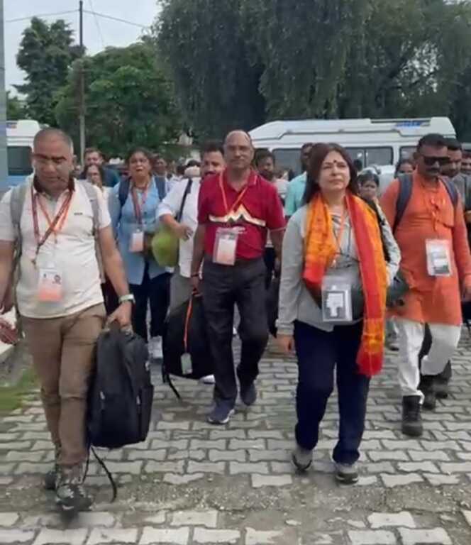 उत्तराखंड मे कैलाश मानसरोवर यात्रियों का दूसरा जत्था पहुंचा टनकपुर, फूल मालाओं से हुआ भव्य स्वागत,पूर्व केंद्रीय मंत्री मीनाक्षी लेखी भी मानसरोवर यात्रियों में रही शामिल।