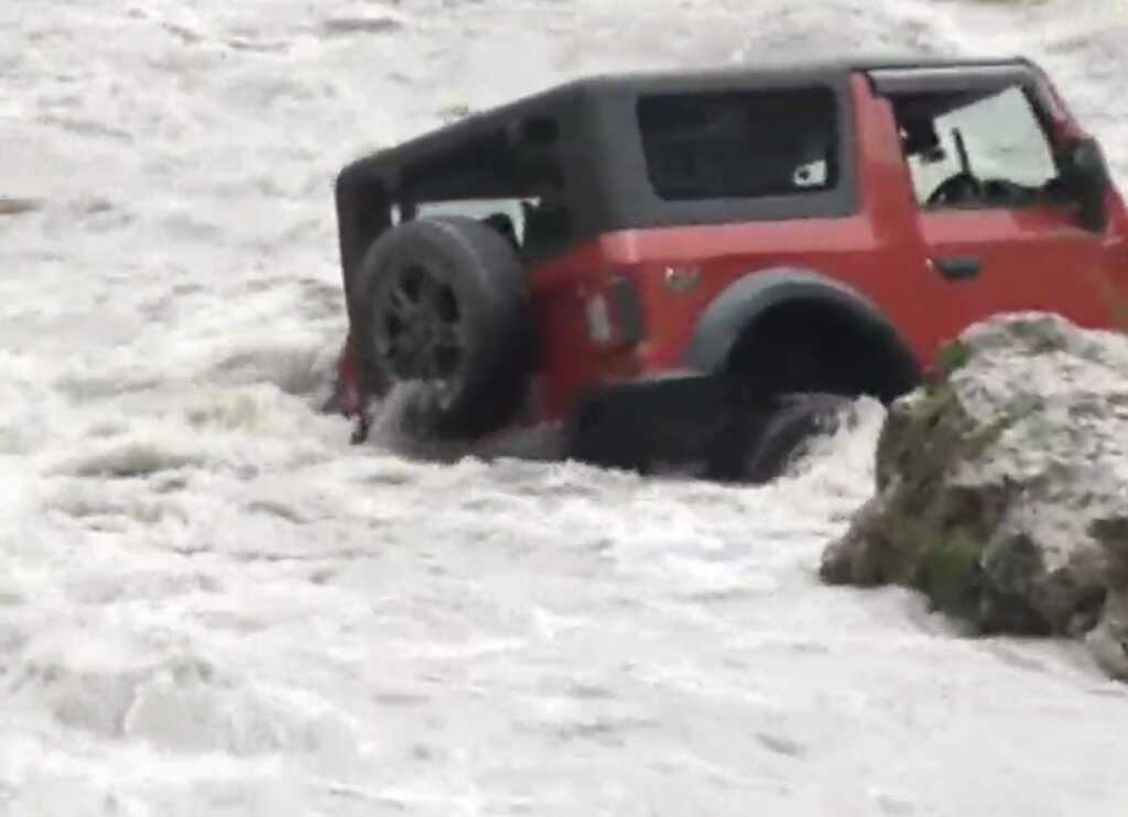 उत्तराखंड में यहाँ पिकनिक बनी आफत! मालदेवता में नशे में चूर युवकों की थार गाड़ी को सॉन्ग नदी ने निगला, देखे वीडियो