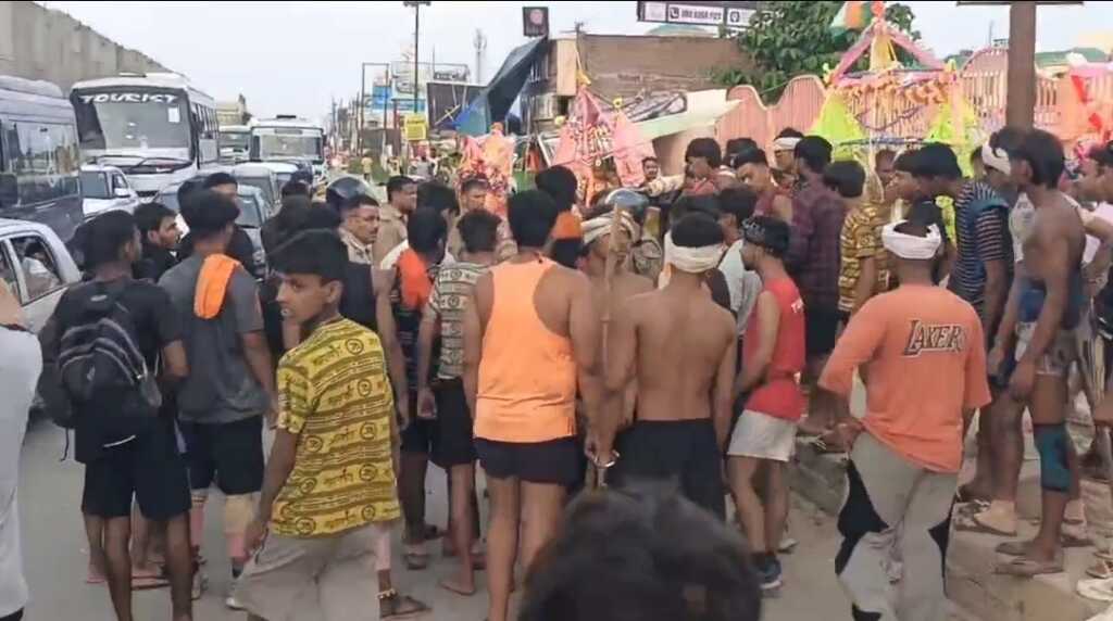 उत्तराखंड के हरिद्वार में कांवड़ यात्रा पर बवाल, कार से टक्कर लगने पर भड़के शिवभक्त, सड़क पर किया तांडव।