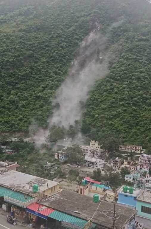 उत्तराखंड के देवप्रयाग में भारी भूस्खलन! संगम क्षेत्र पौड़ी क्षेत्र के बाह बाजार मे हुआ हादसा।