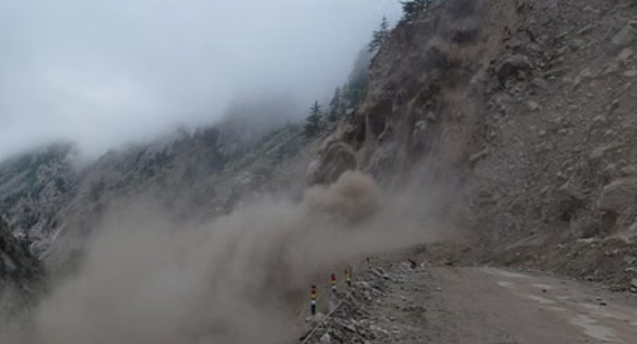 उत्तराखंड में भापकुंड के पास सड़क पर आ गिरा पूरा ‘पहाड़’, चीन सीमा को जोड़ने वाला मलारी हाईवे 10 मीटर तक ध्वस्त।