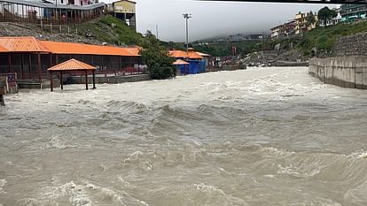उत्तराखंड में लगातार बारिश से उफान पर बह रही अलकनंदा, जलमग्न हुए घाट, यात्रियों से सतर्क रहने की अपील।