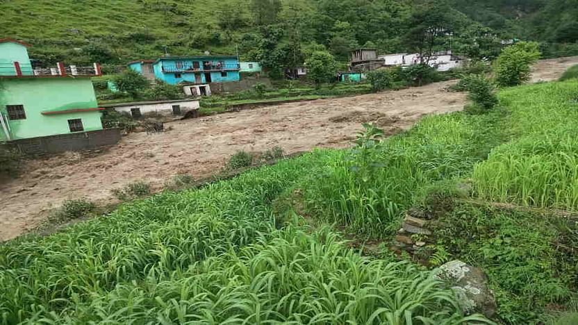 उत्तराखंड के नंदानगर में अतिवृष्टि से मची तबाही, घर छोड़कर भागे लोग, एक गौशाला ध्वस्त, खतरे में 11 भवन, देखे तस्वीरें।