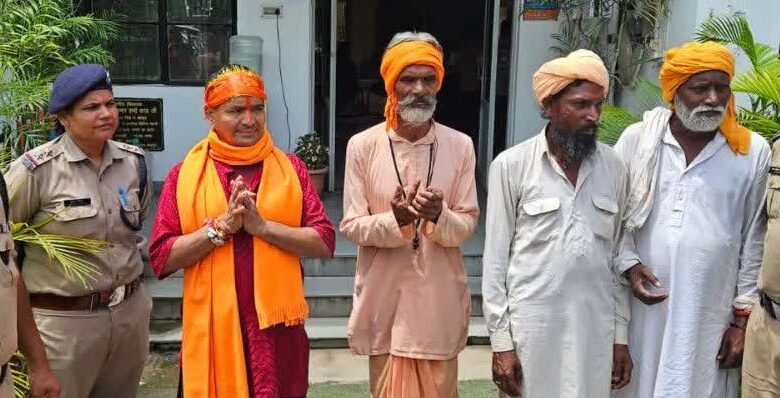 उत्तराखंड में ऑपरेशन कालनेमि में पकड़े गए बांग्लादेशी नागरिक समेत 25 छद्म वेशधारी।