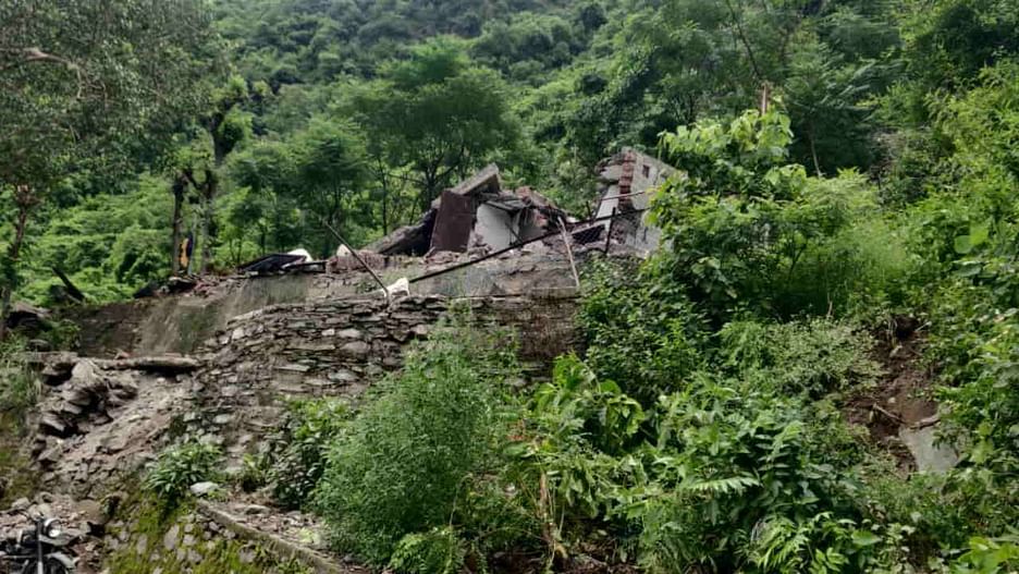उत्तराखंड में यहाँ नृसिंहगाचल पर्वत का एक हिस्सा दरका, मकान पर गिरे भारी बोल्डर और मलबा, एक घायल, कई वाहन भी दबे।