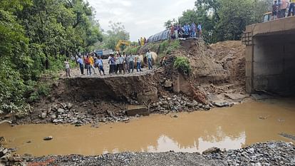 उत्तराखंड में यात्रियों की बढ़ी मुश्किलें: कोटद्वार-नजीबाबाद के बीच दो जगह पर ध्वस्त हुआ हाईवे, यातायात पूरी तरह बंद।