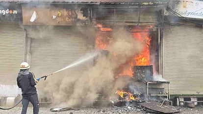 उत्तराखंड में मसूरी मालरोड पर दुकान में लगी भीषण आग, मची अफरा- तफरी। मसूरी मालरोड पर दुकान में लगी भीषण आग।