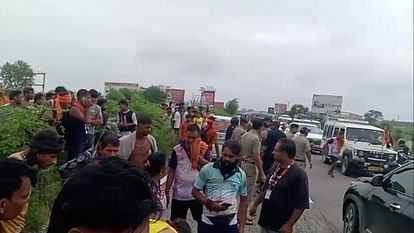 उत्तराखंड में दिल्ली-हरिद्वार हाईवे पर हादसा: जल लेकर गाजियाबाद लौट रहे कांवड़ यात्री को कार ने मारी टक्कर, हुई मौत।