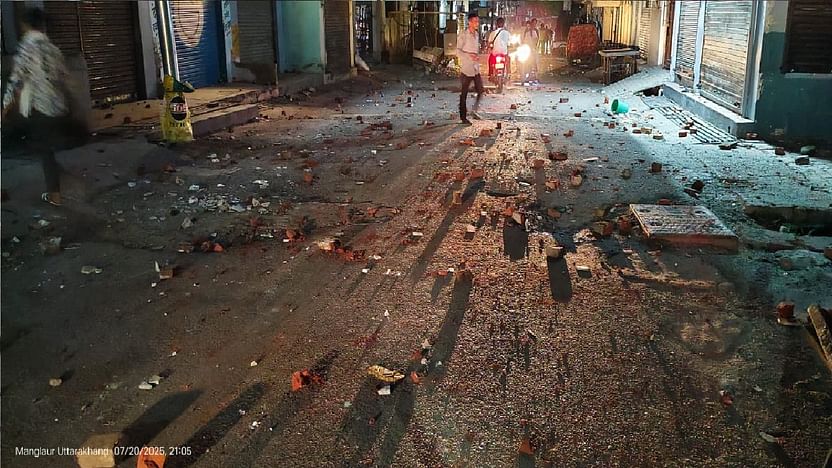 उत्तराखंड के रुड़की में बवाल: विवाद के बाद दो पक्षों में पथराव, फायरिंग की भी चर्चा, इलाके में भारी पुलिस फोर्स तैनात।